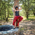 SiaLinda: Rock Sina II, karmesin rot, Satin, Lilien Applikation, asymmetrisch, geschlitzt - SiaLinda.com